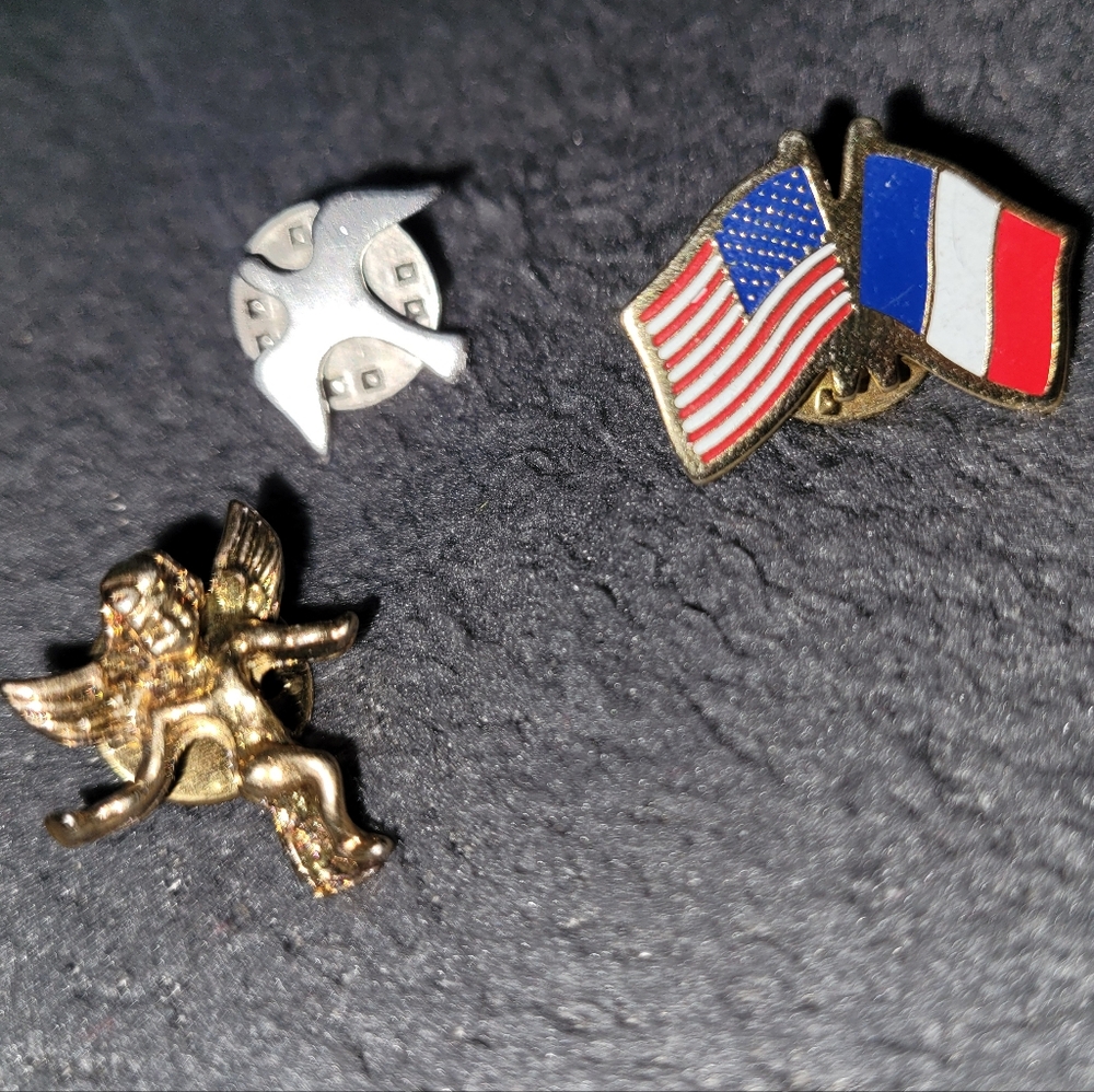 3 Random Label Pins